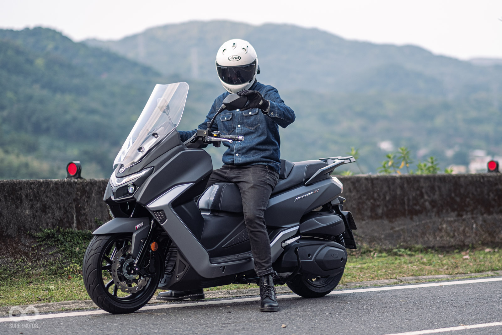 座高這次降低到780mm降低駕馭時的壓力感,坐墊泡棉也重新調整。圖中騎士身高180cm,雙腳平踏、膝蓋可微彎