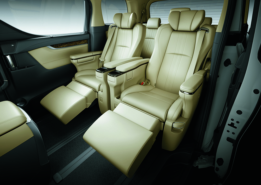 全車座椅採用Semi-Aniline頂級真皮包覆,第二排座椅為頭等艙級Ottoman大型座椅立體化延伸設計,提供絕佳支撐力和乘坐舒適度