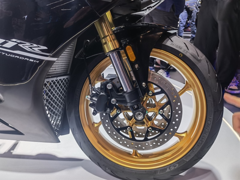 煞車、懸吊規格不差但也不是特別亮眼，採用品牌自家的製品