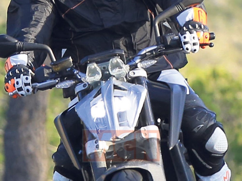 頭燈部分換上與2017 390 DUKE相同設計的LED頭燈