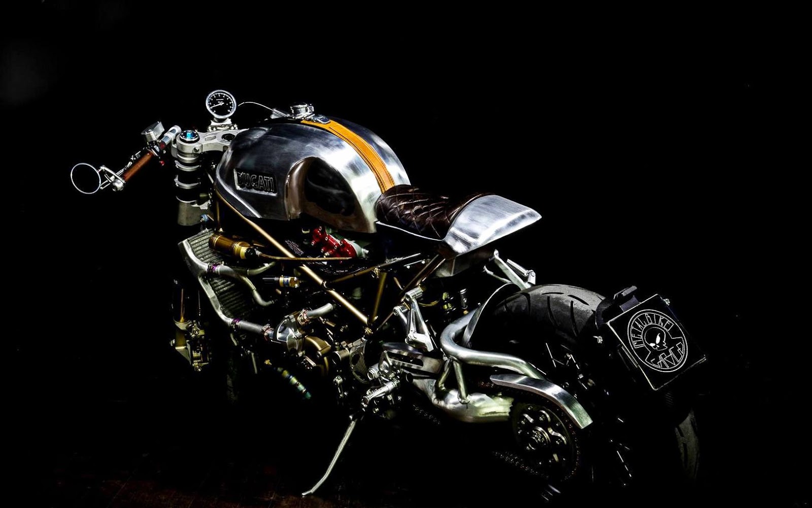 車上的裸金屬與下半身的裸露構造融合得相當完美，除了Café Racer 之外，Infinity更帶著一股存在於科幻世界的蒸氣龐克(Steam Punk) 感，視覺感相當華麗豐富，值得駐足細細品味