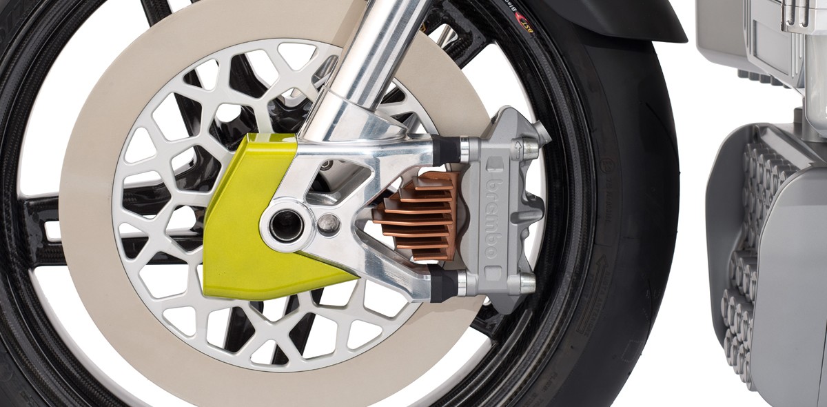 煞車碟盤也採用相當高級的鋁碳複合陶瓷碟盤,並配上疑似Brembo Monobloc卡鉗