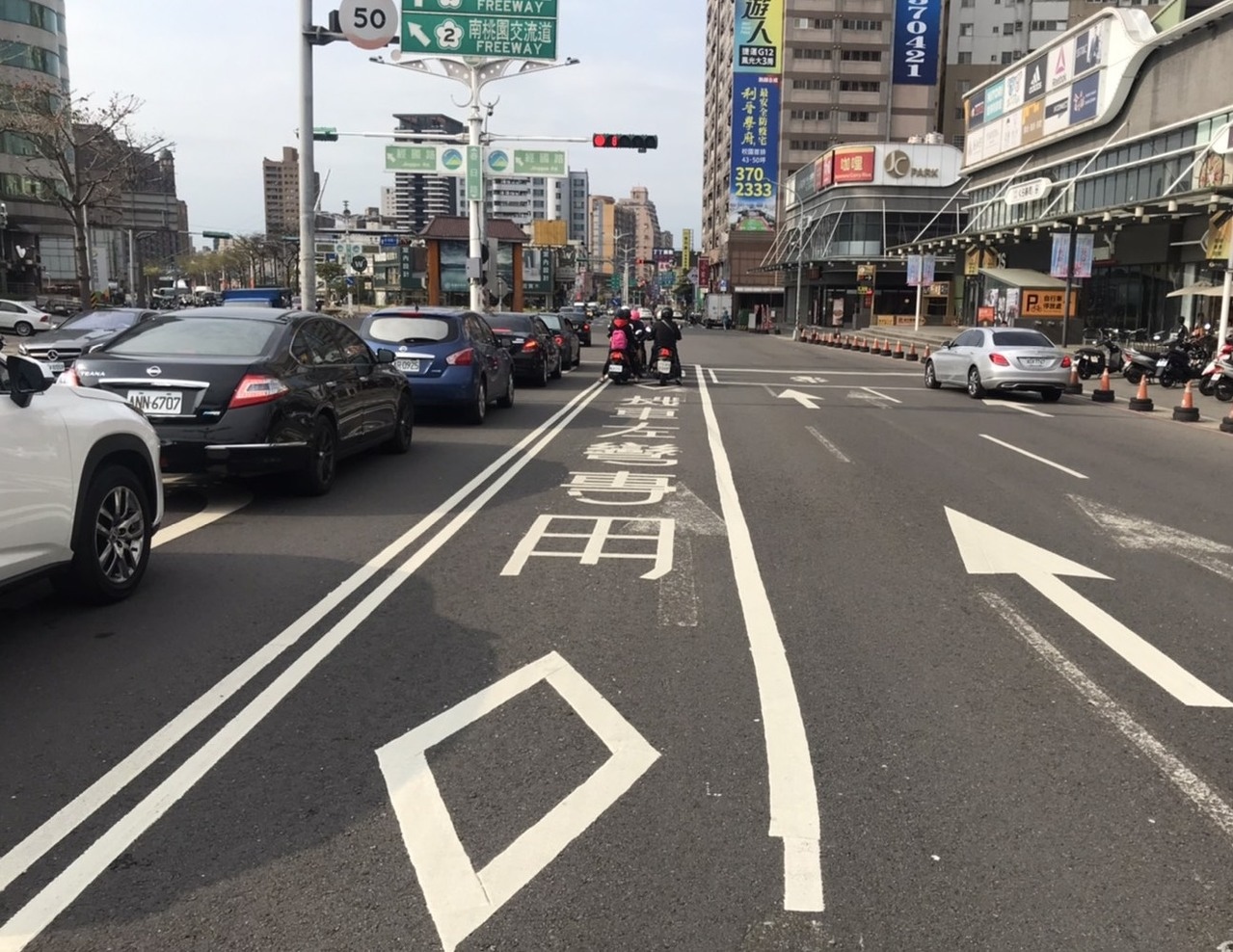 台灣路上常見到奇怪的機車專用道設計