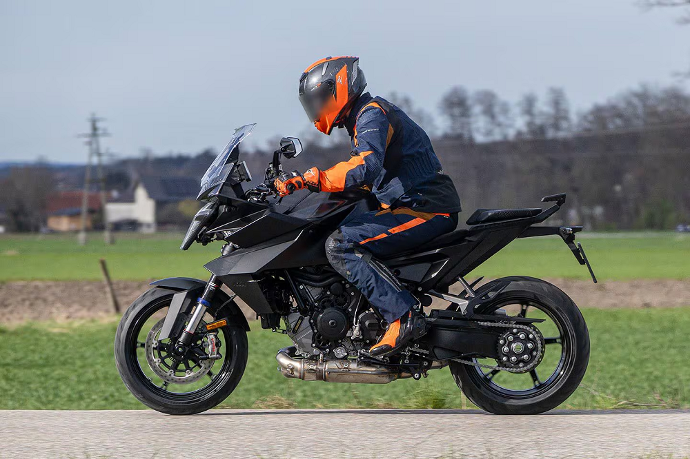 兩款車型的引擎設定皆相同,車架部分也比現行款1290 Super Duke GT輕了一些