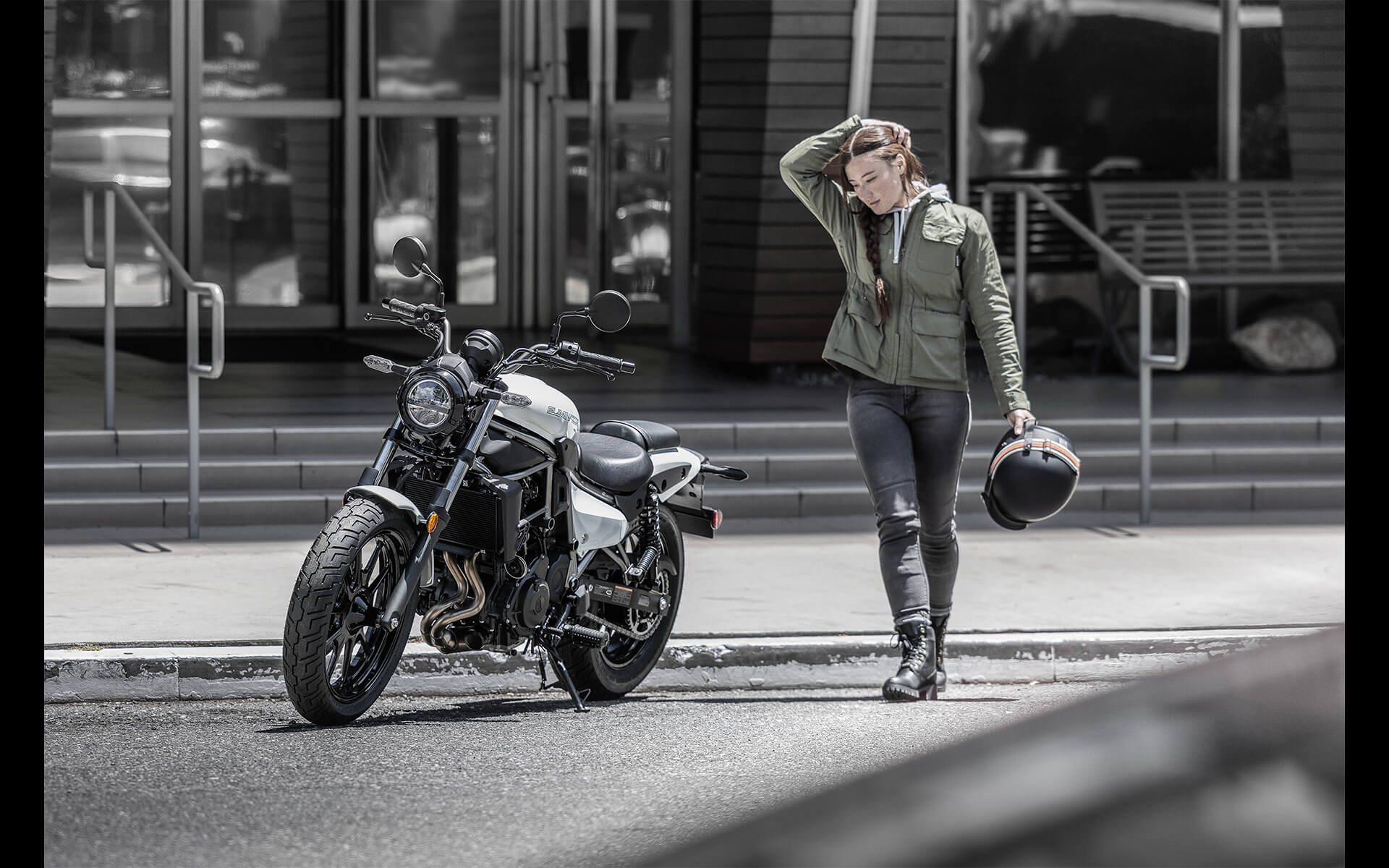 標準版沒有車頭風鏡，應該是最大的差異