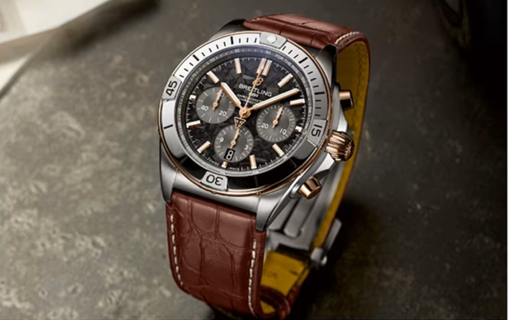 另外也同步推出聯名錶款Breitling Chronomat B01 42 Triumph可以選購