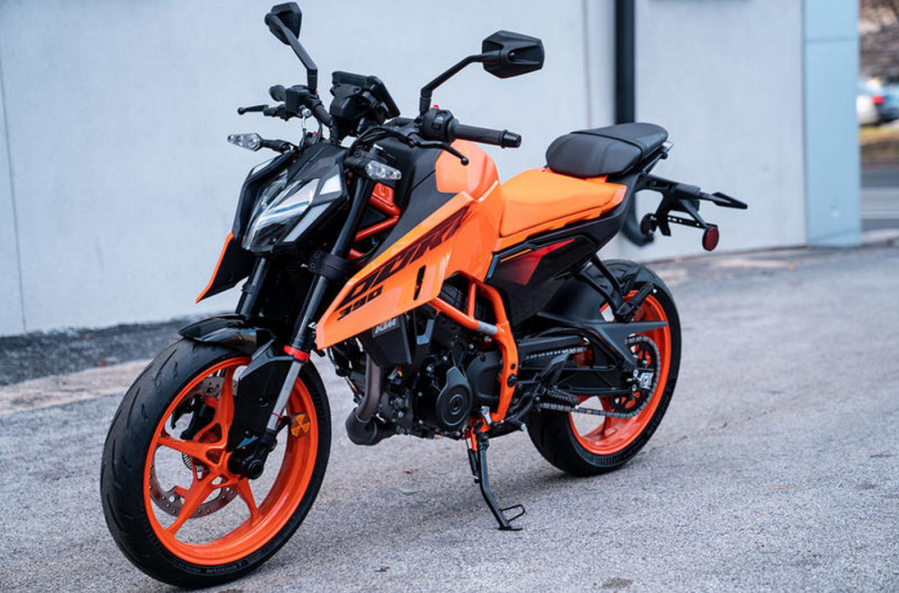 去年KTM帶來了大改款的390 Duke,最近外媒捕捉到了990 RC R和990 SMT的測試車身影