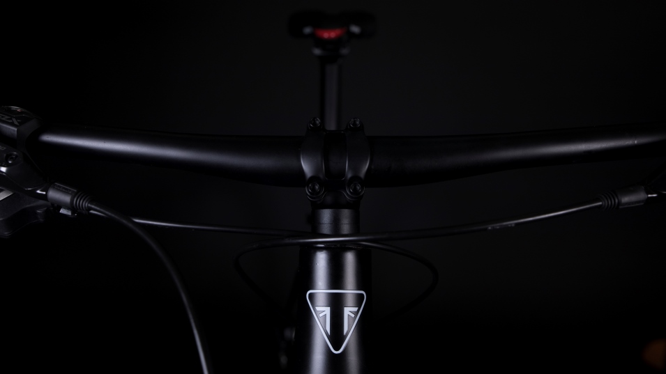 雪白的Triumph廠徽