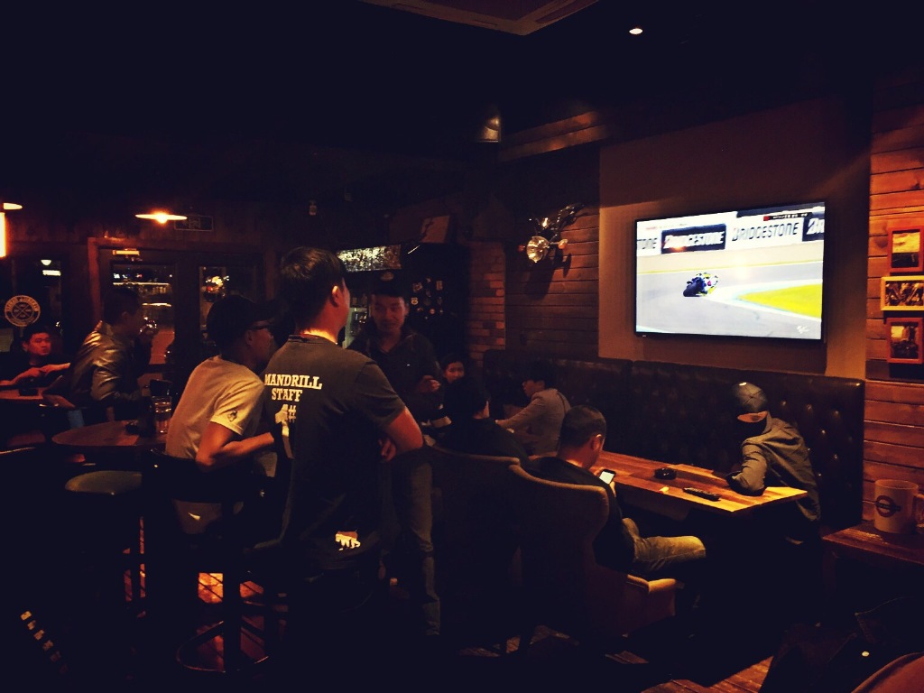 MANDRILL 會固定邀請同好一起在店內觀賞摩托車比賽