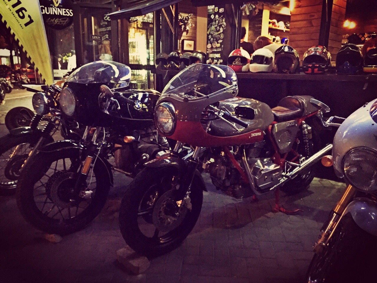 在中國，門口有一堆摩托車的場所可是相當少見，所以當你發現MANDRILL 的門前景象，就會曉得這不是個普通地方