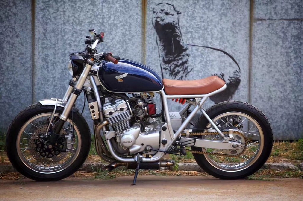 你看得出來這是HONDA CB400嗎?