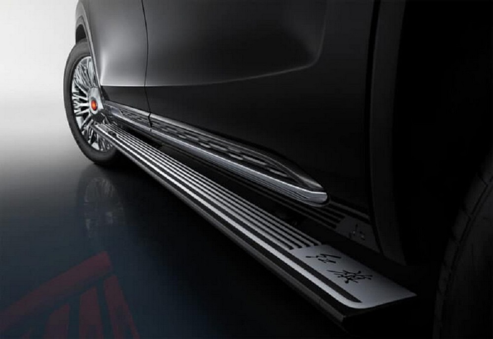 為了方便後座乘客上下車，車側還有伸縮式的踏板設計