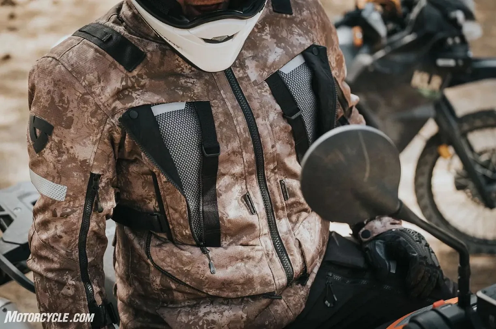 現在也有不少防摔衣會將護墊藏在外套中,讓他外觀看起來就像是一般的外套隨時都可以穿