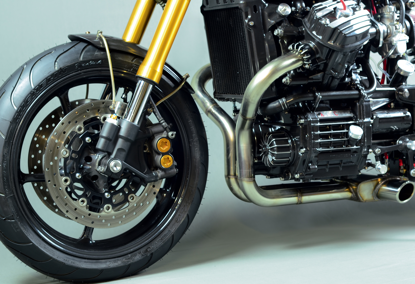 前懸吊改為YZF-R6的前叉總成