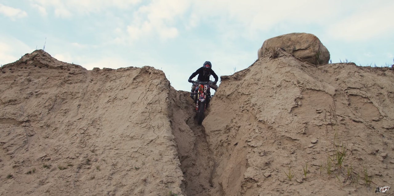 不論是飛躍跳台還是斜坡,甚至是惡劣的地勢環境,似乎都難不倒這台GSX-R1000