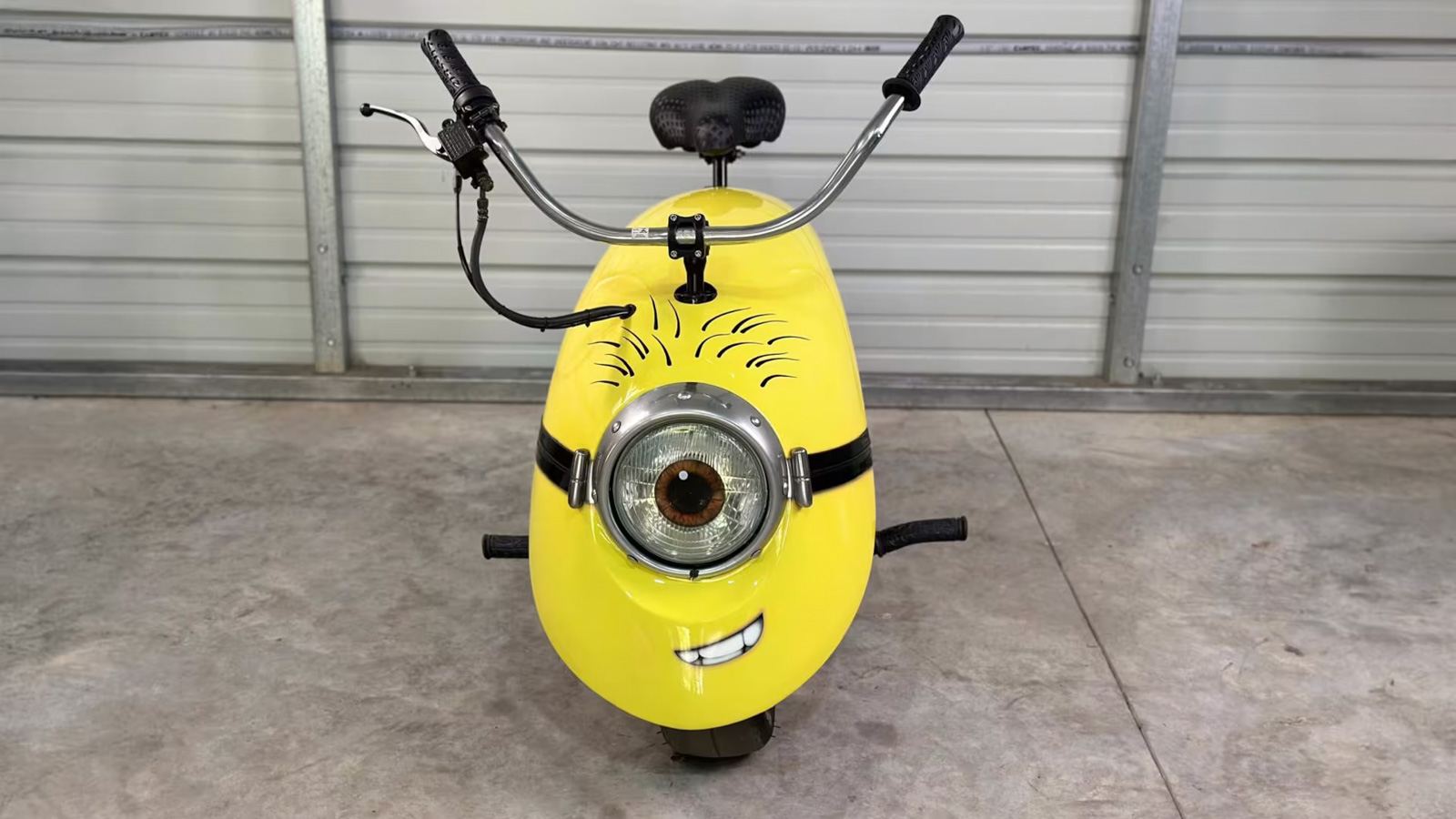 車身上也配備有可愛的圓燈、方向燈和尾燈,可以合法上路