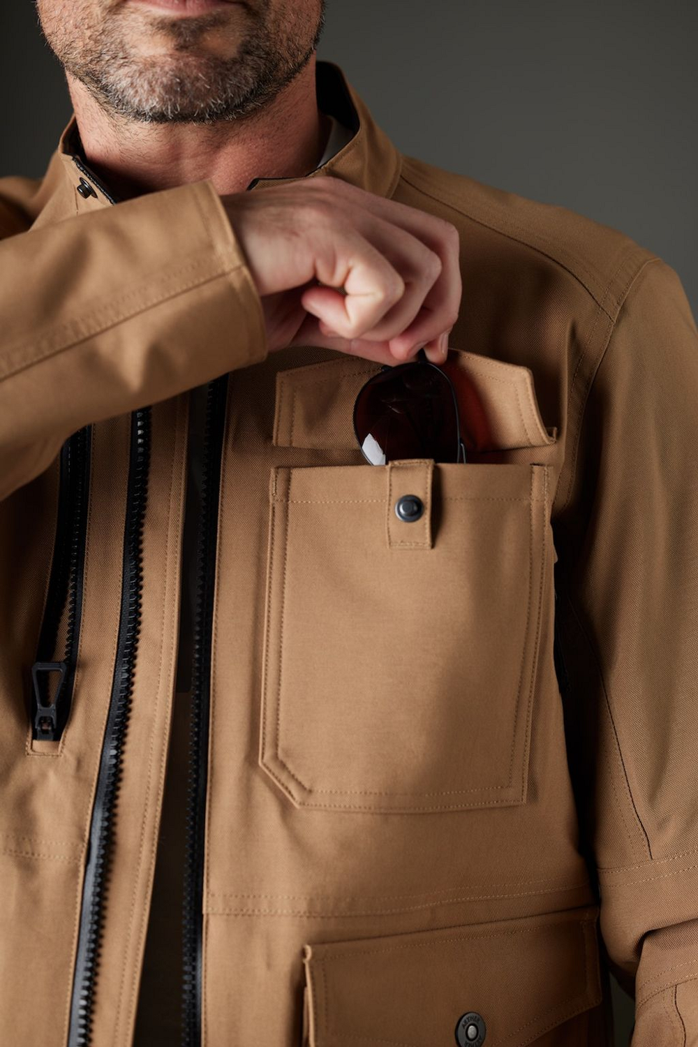 為了方便收納物品,防摔衣上共有7個口袋