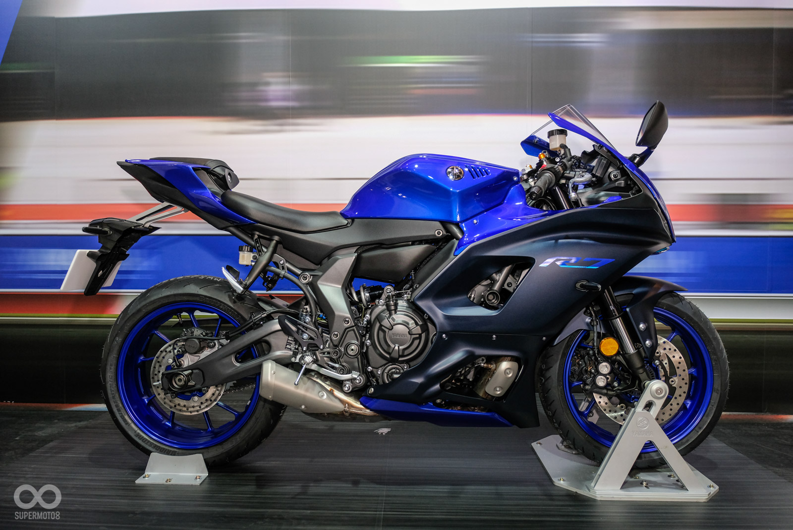 騎乘三角幾乎與YZF-R6相同