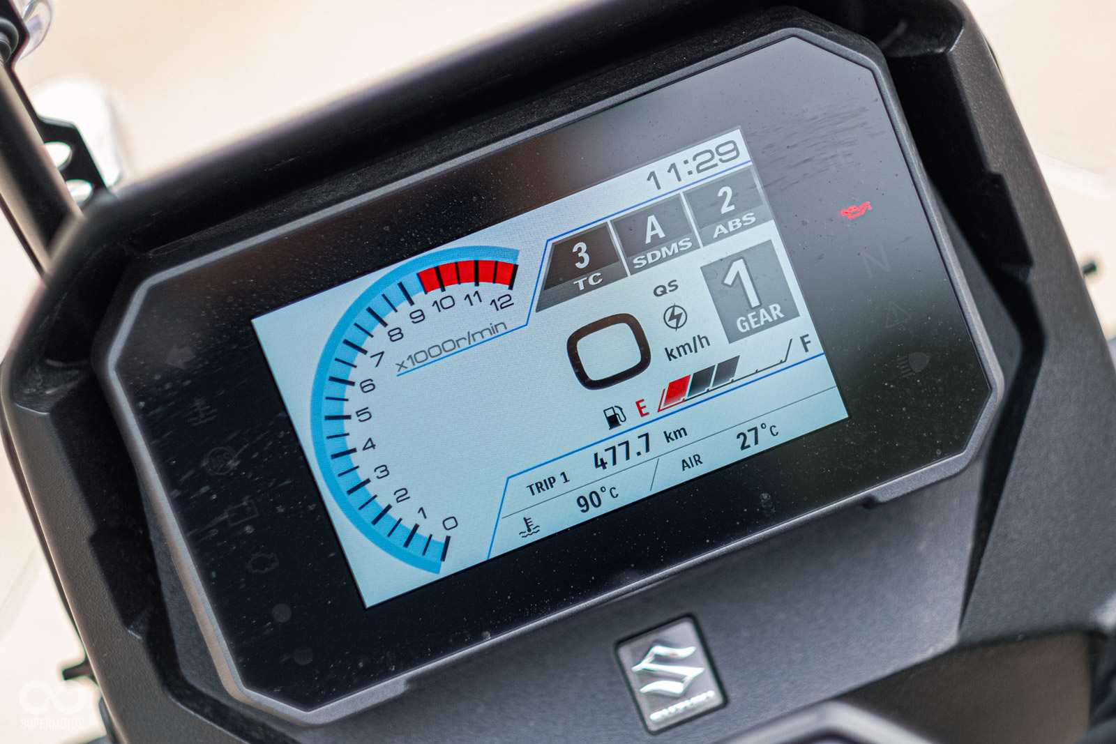 TFT儀表與8S / 8R使用相同樣式，但在V-STROM上ABS可以關閉