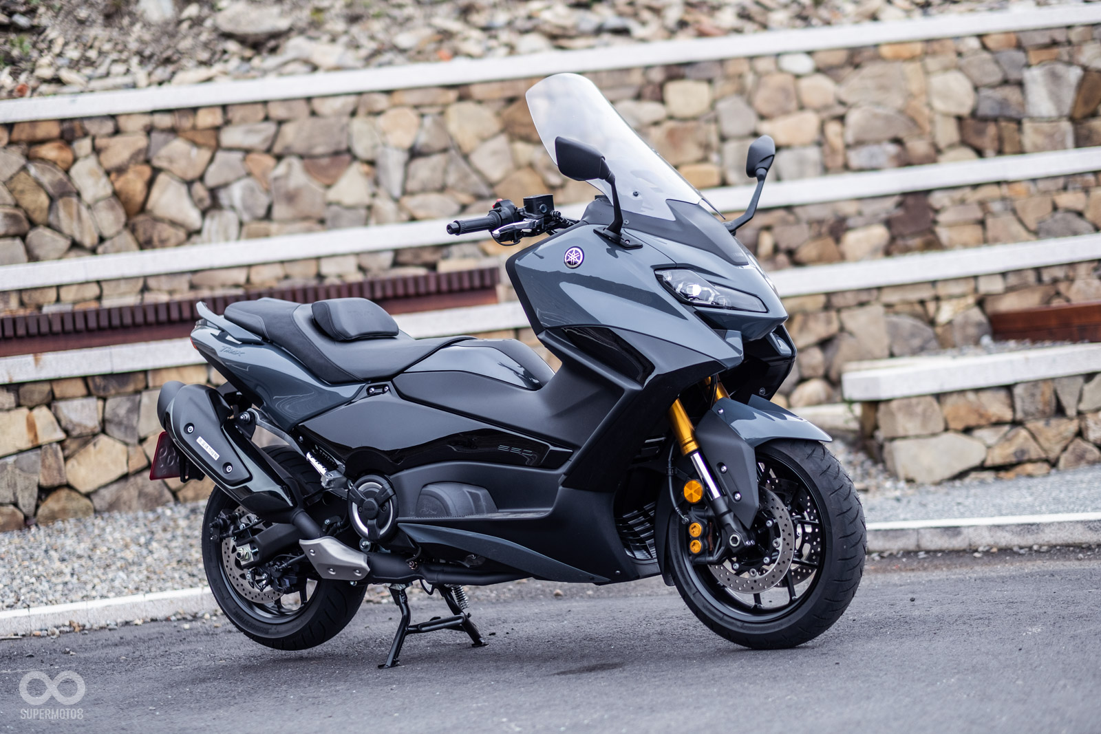 2022 TMAX本次改款中雖然規格不變，但透過前避震阻尼增強，提供更具運動感的操控回饋