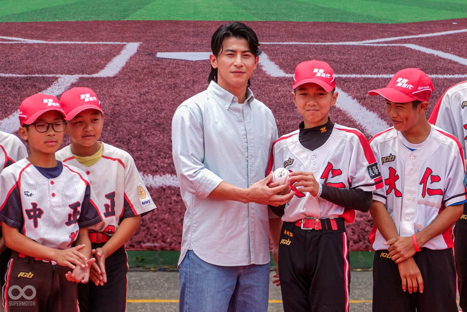 陳傑憲送出簽名球給學校棒球隊!