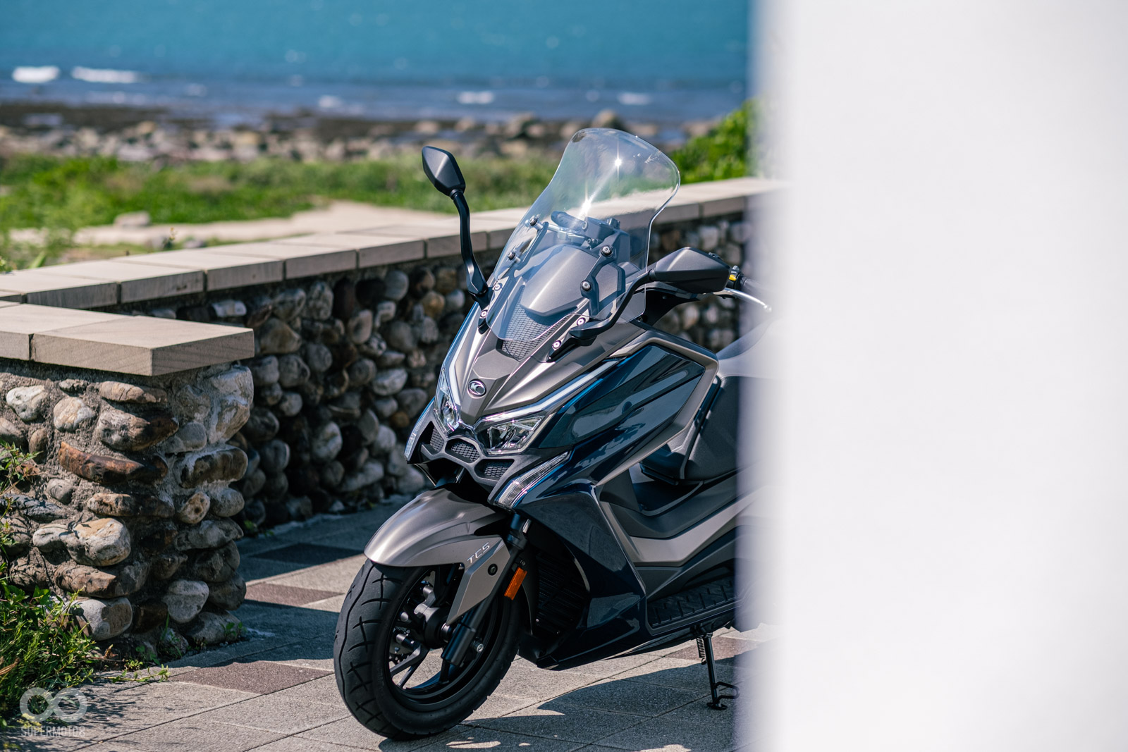 雖然取消鳥嘴，但獠牙般的方向燈與侵略感強烈的車頭造型確實相當特別，搭配大風鏡確保巡航舒適度