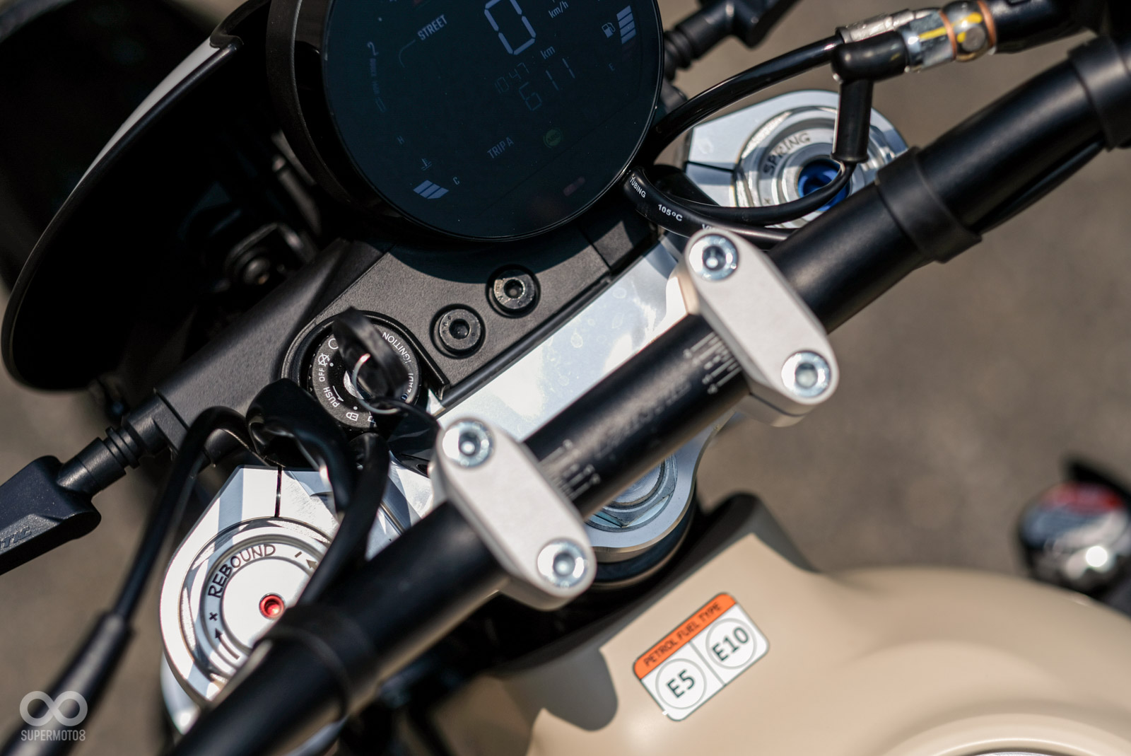 前後可調懸吊,誠意十足!懸吊設定更偏向 On Road 設定