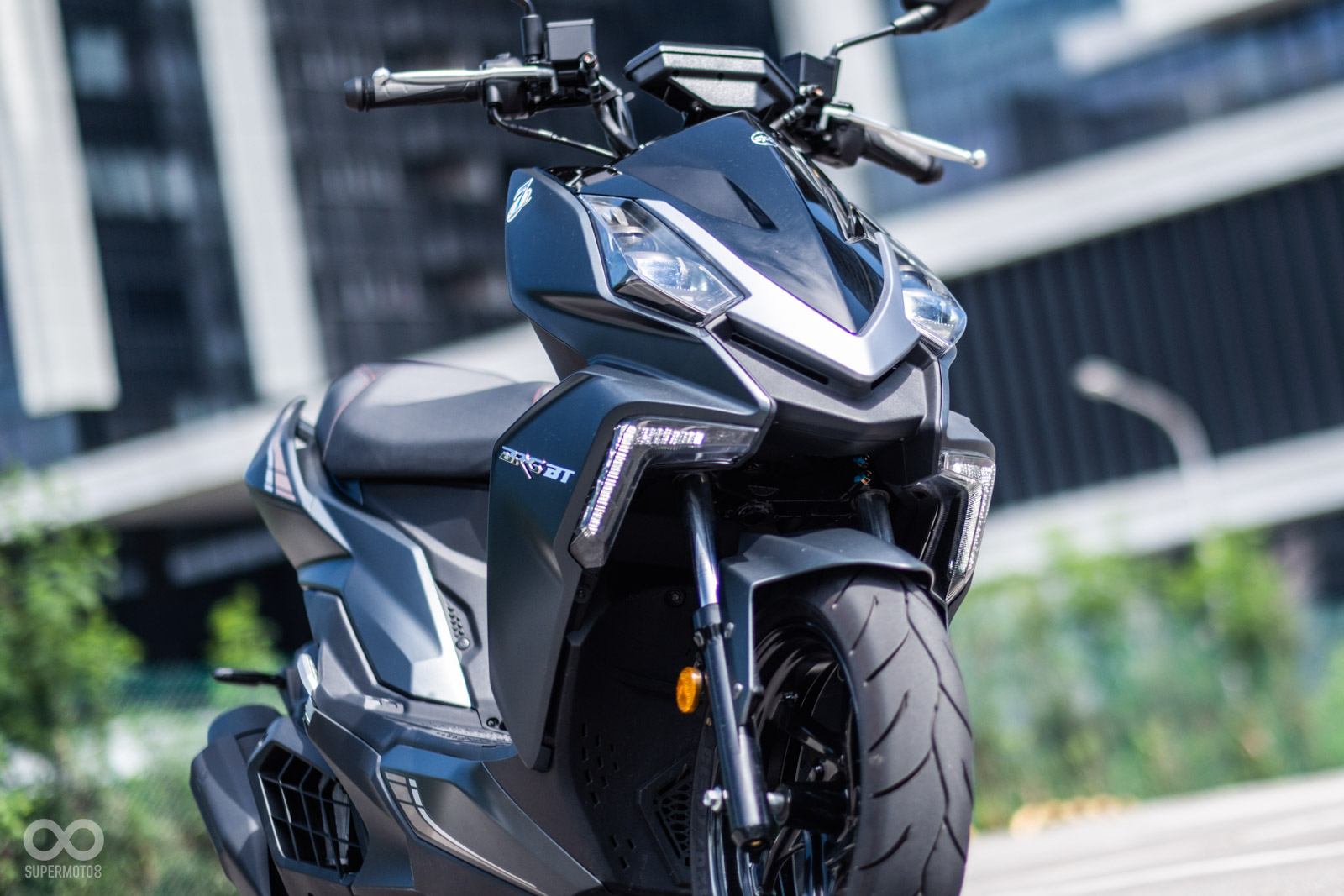 車頭外型跟前一代沒有太大區別，同樣有著線條獨特，讓人一眼難忘的造型