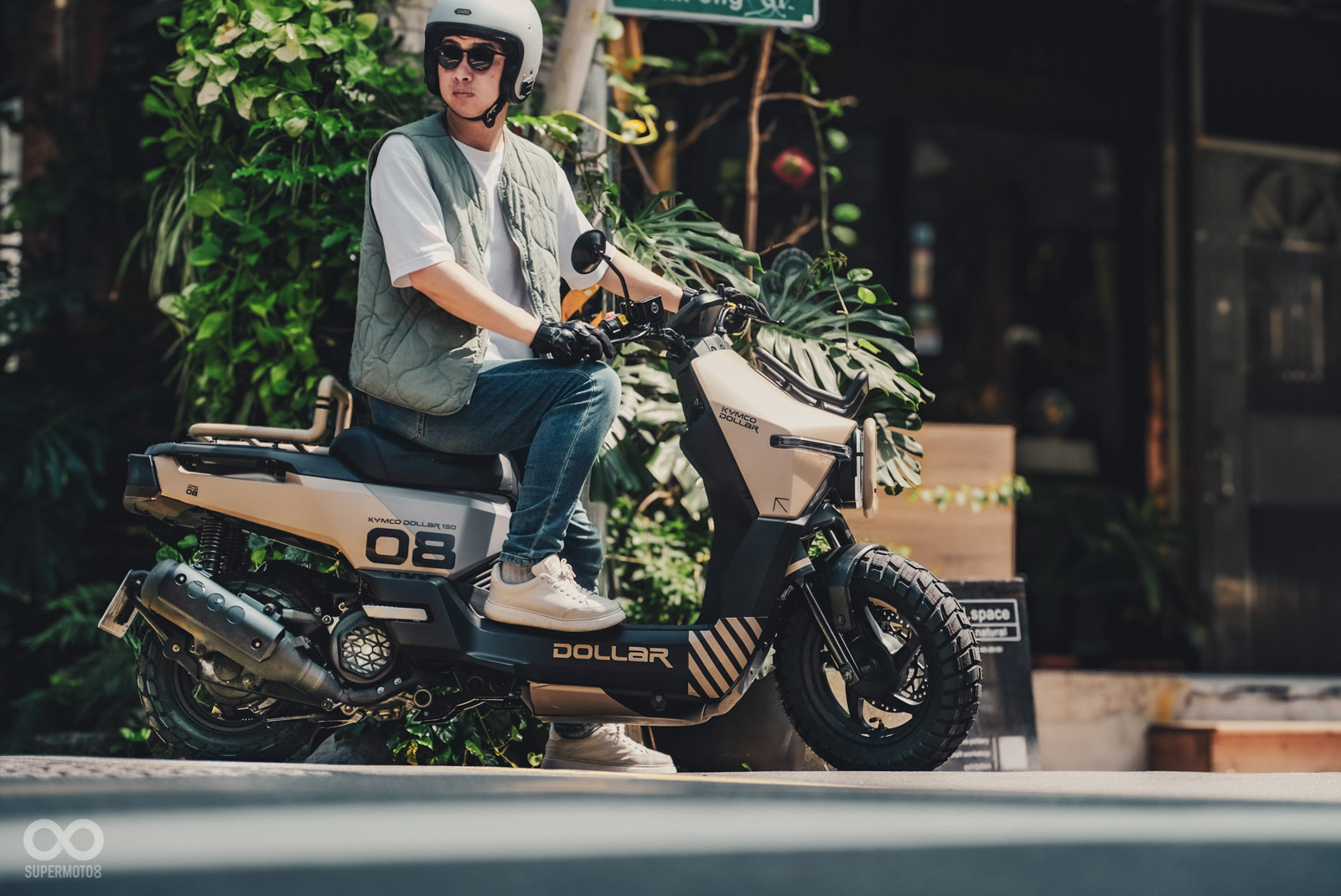 車身也設計一些圖案與號碼,彰顯越野感受