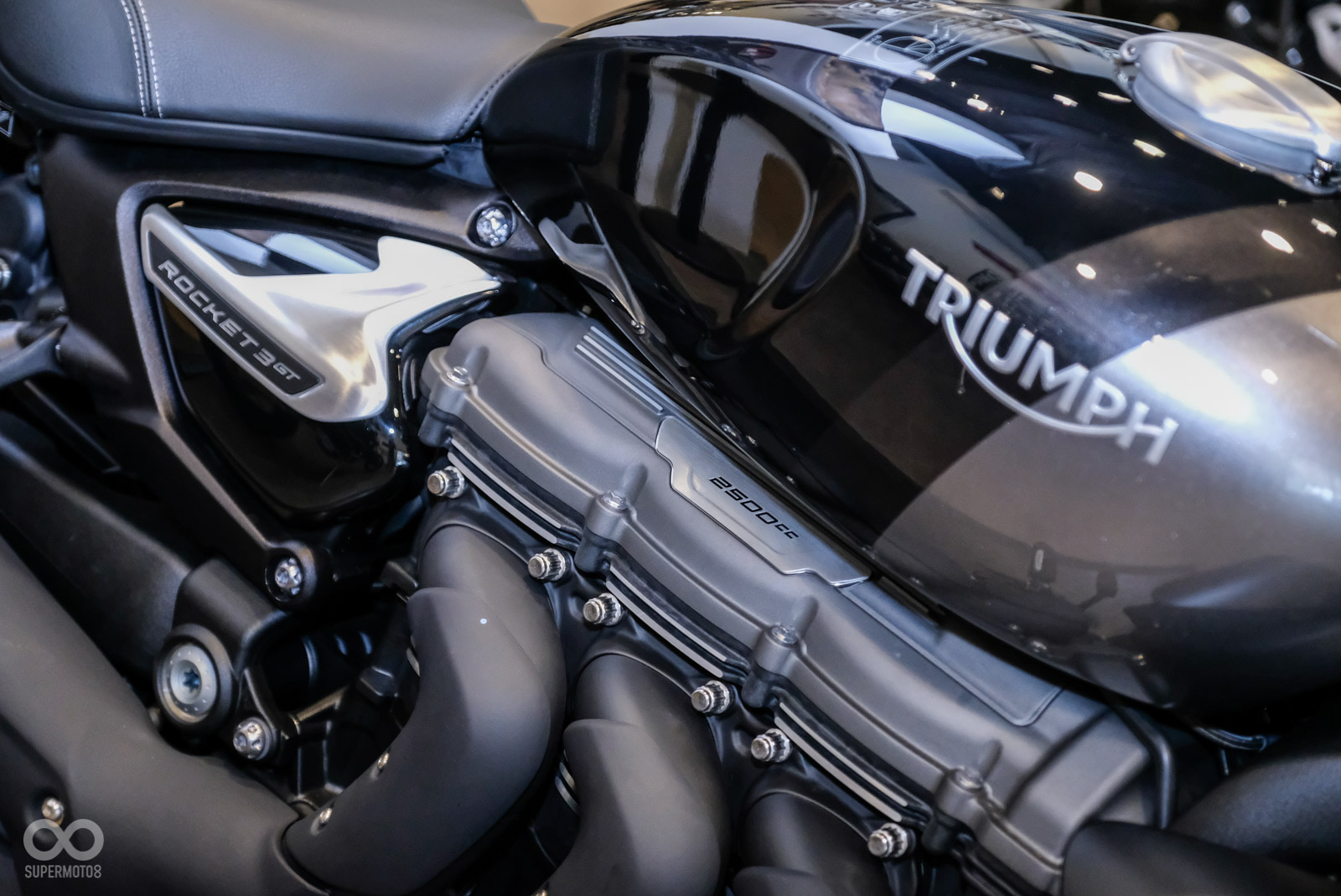 與R版不同的是,GT車款採用亮面烤漆