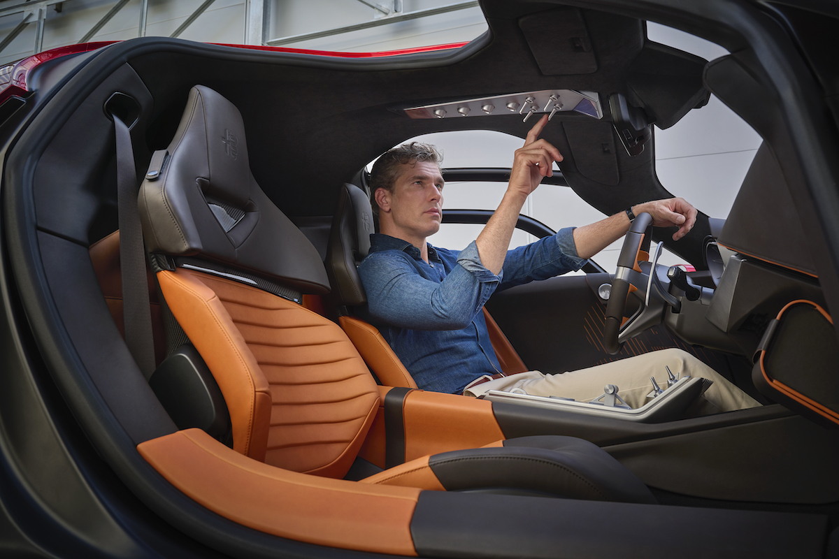 車頂的撥桿開關明確致敬Alfa Romeo不可或缺的航空業歷史