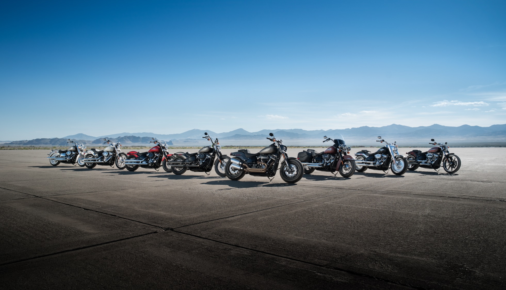 美國哈雷在上週一舉公佈13款2018年式新車，原來的Dyna 車系全併入Softail 家族，改變幅度為該廠有史以來之最