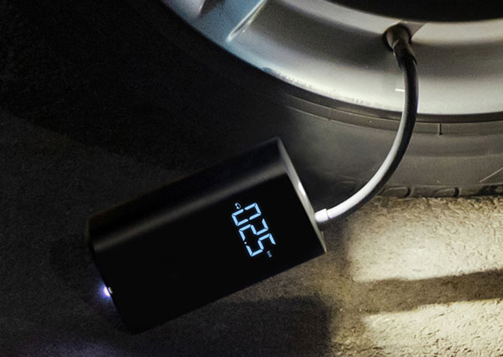 除了兼具耐用且省電的強大功能外，有著2000mAh的充電容量且自帶照明設備