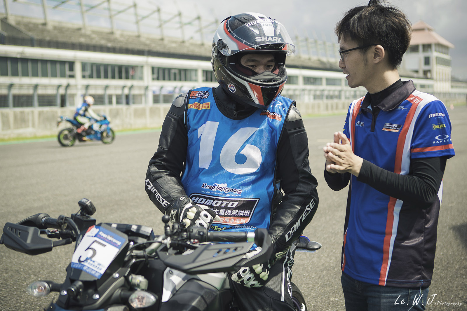 雖然允許夏季護具上課，但我們依然建議以連身皮衣為最佳！