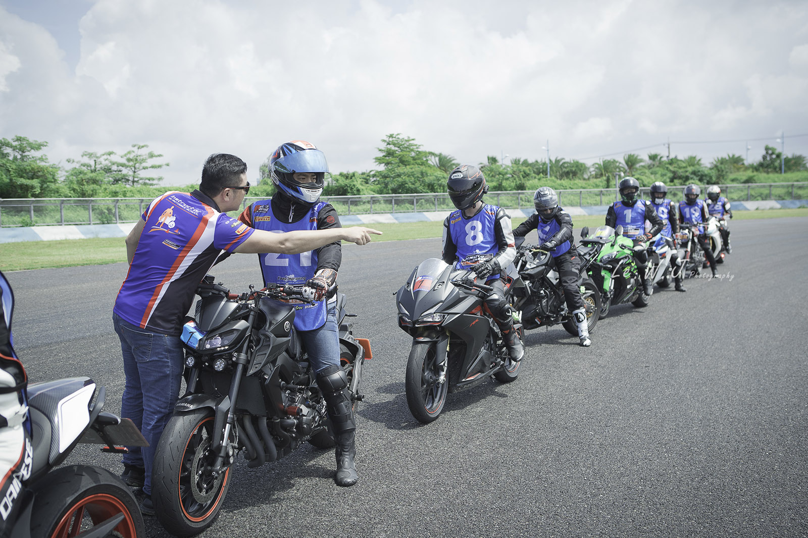 教練一對一的個別討論，現場氣氛相當融洽。