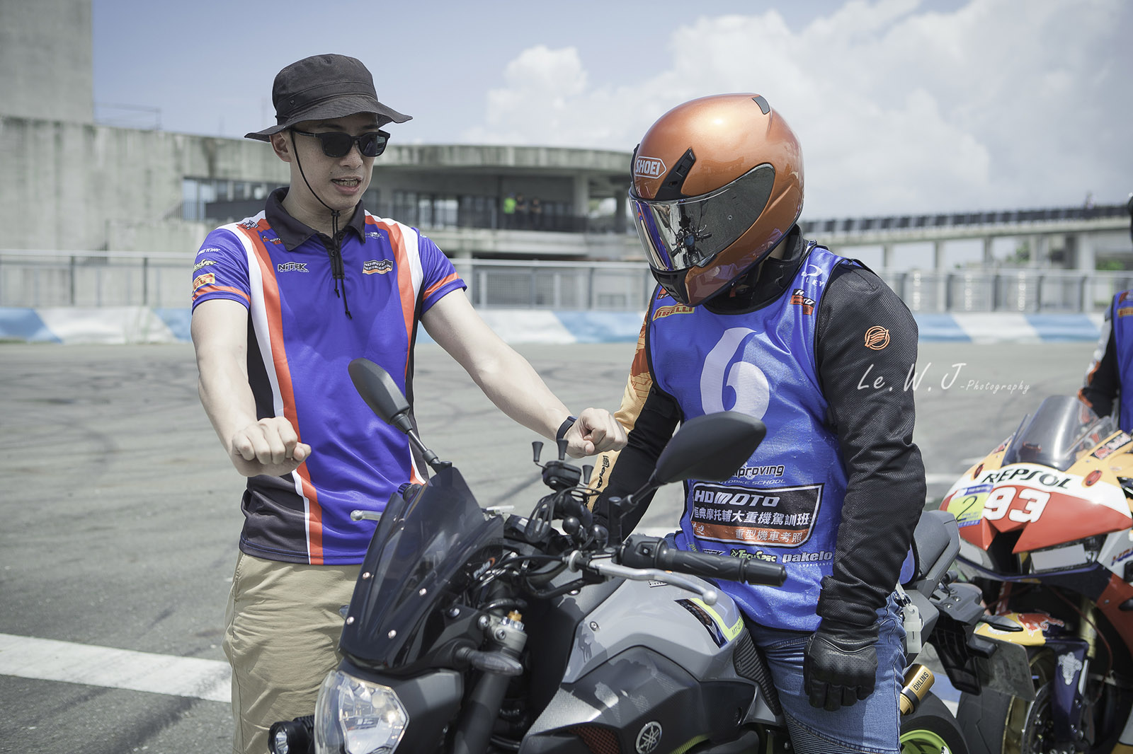 對車把的壓力會決定車子的動態。