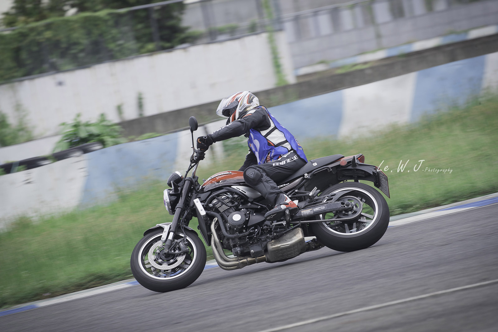 不管街車跑車，都能夠盡情的在彎道中飛舞。