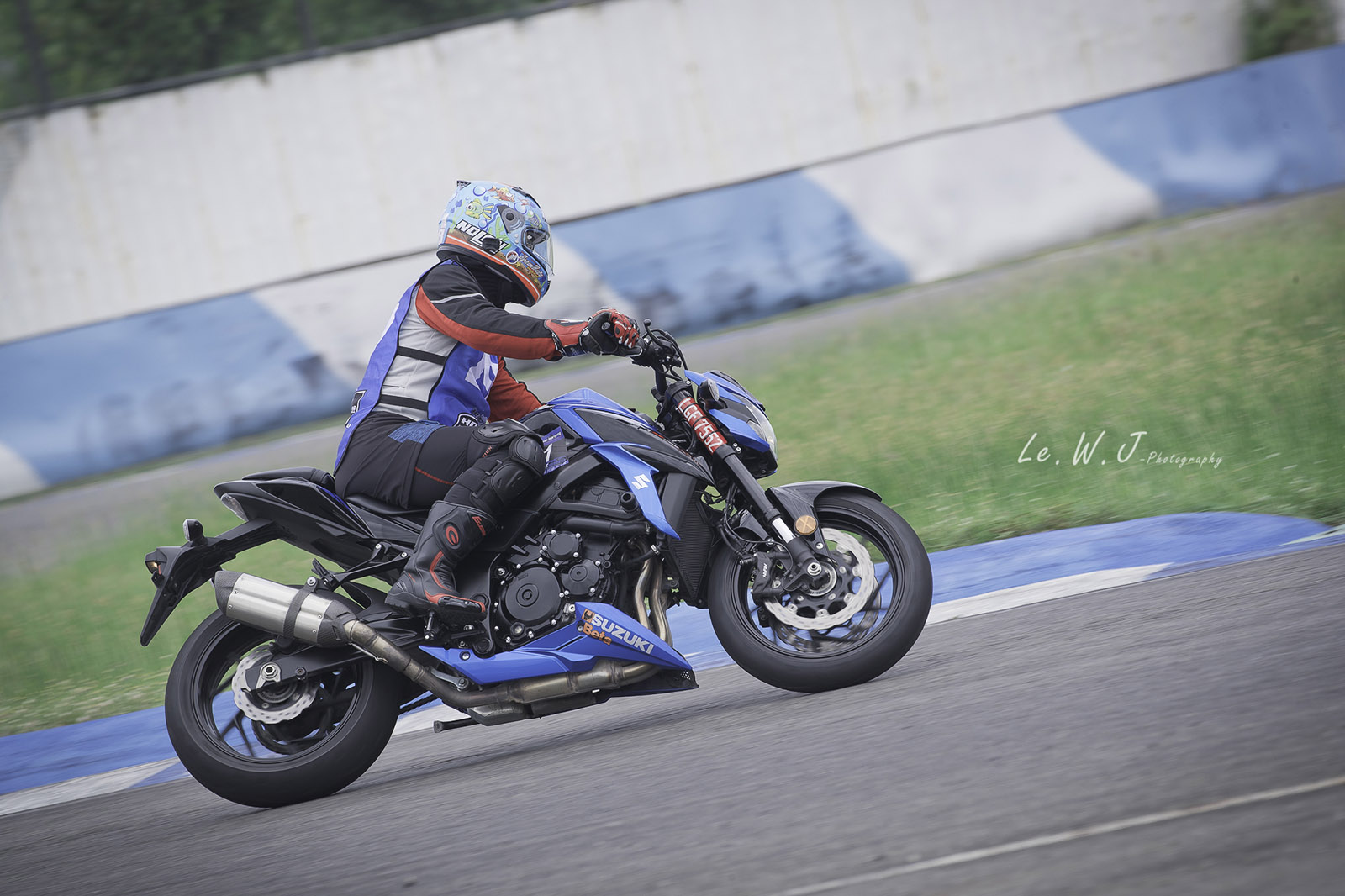 大鵬灣賽道沒有測速照相，盡情油門一拜吧！