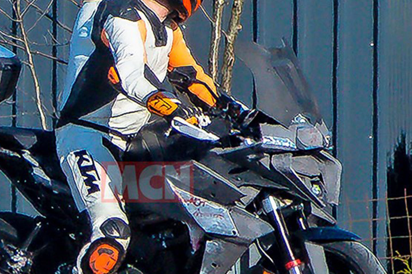 全新的車頭大燈,上方有疑似ACC雷達