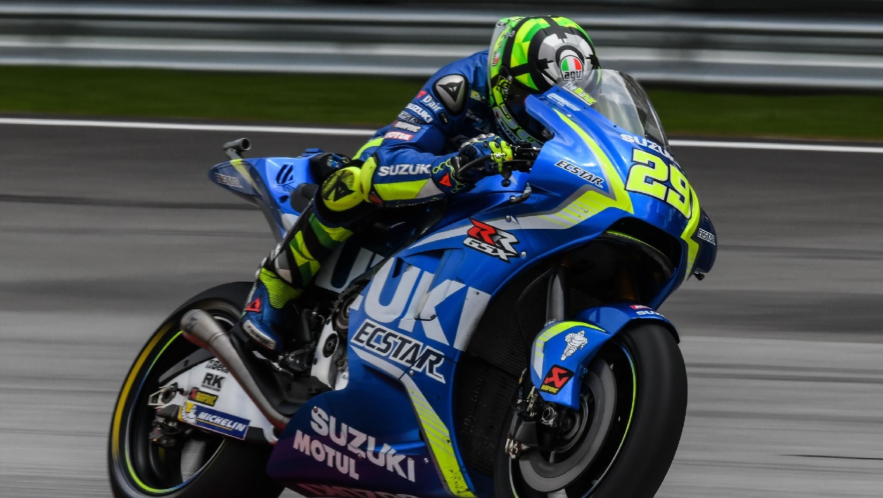 迷信舉動只有在獲勝時才會覺得有那麼一回事,否則就會像Iannone 之前那樣被他人揶揄,直到他跑出速度後別人才停止叫他"Rossi 複製人"