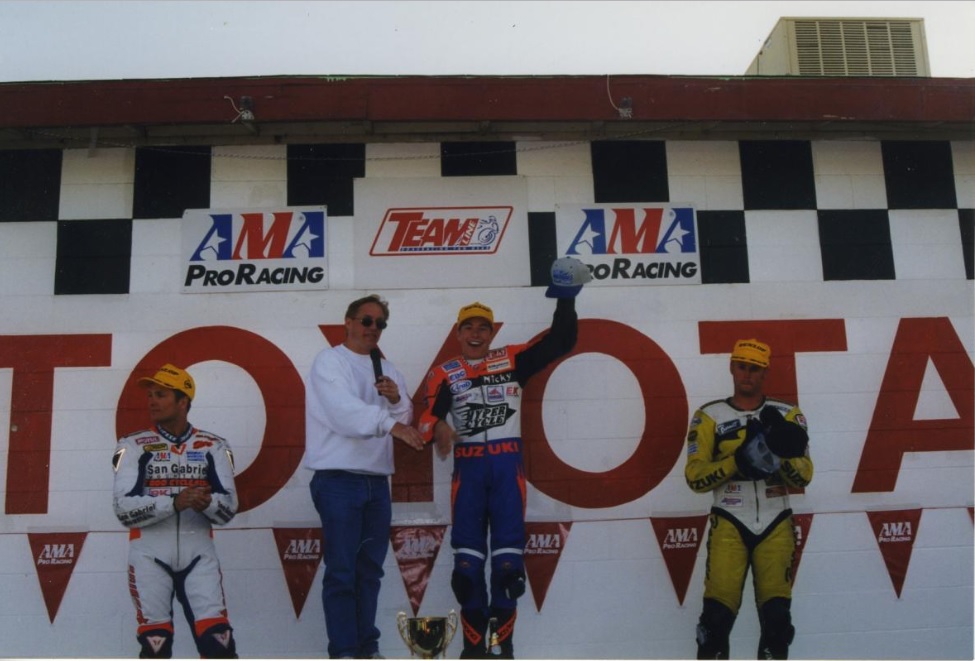 1997年,16歲的Nicky (舉手者) 與哥哥開始參加全美AMA比賽,18歲時摘下AMA 600 Supersport 級別桂冠    Photo:nickyhayden.com