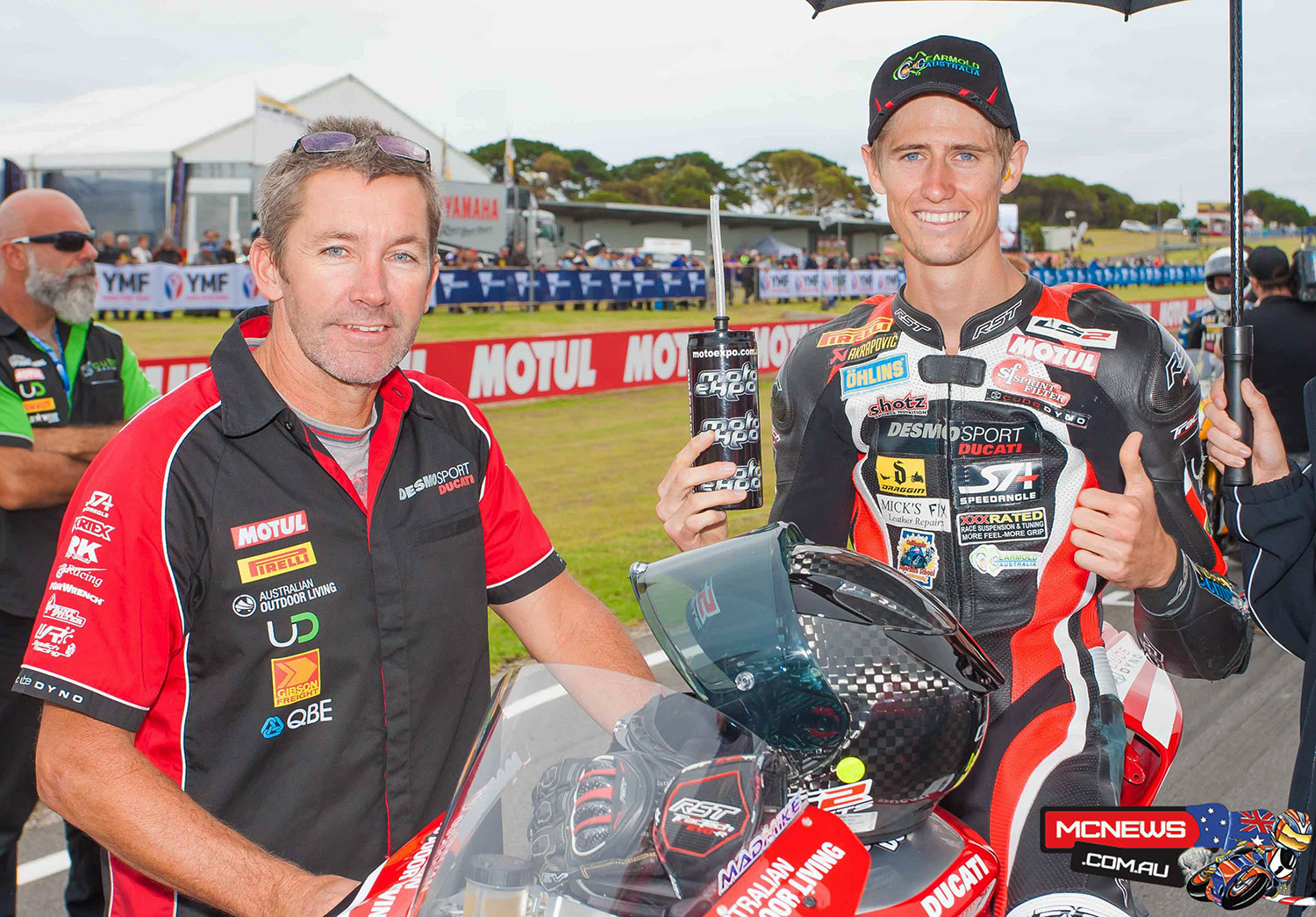 前MotoGP車手同時是WSBK前世界冠軍的Troy Bayliss,為Mike的師父也是他的老闆