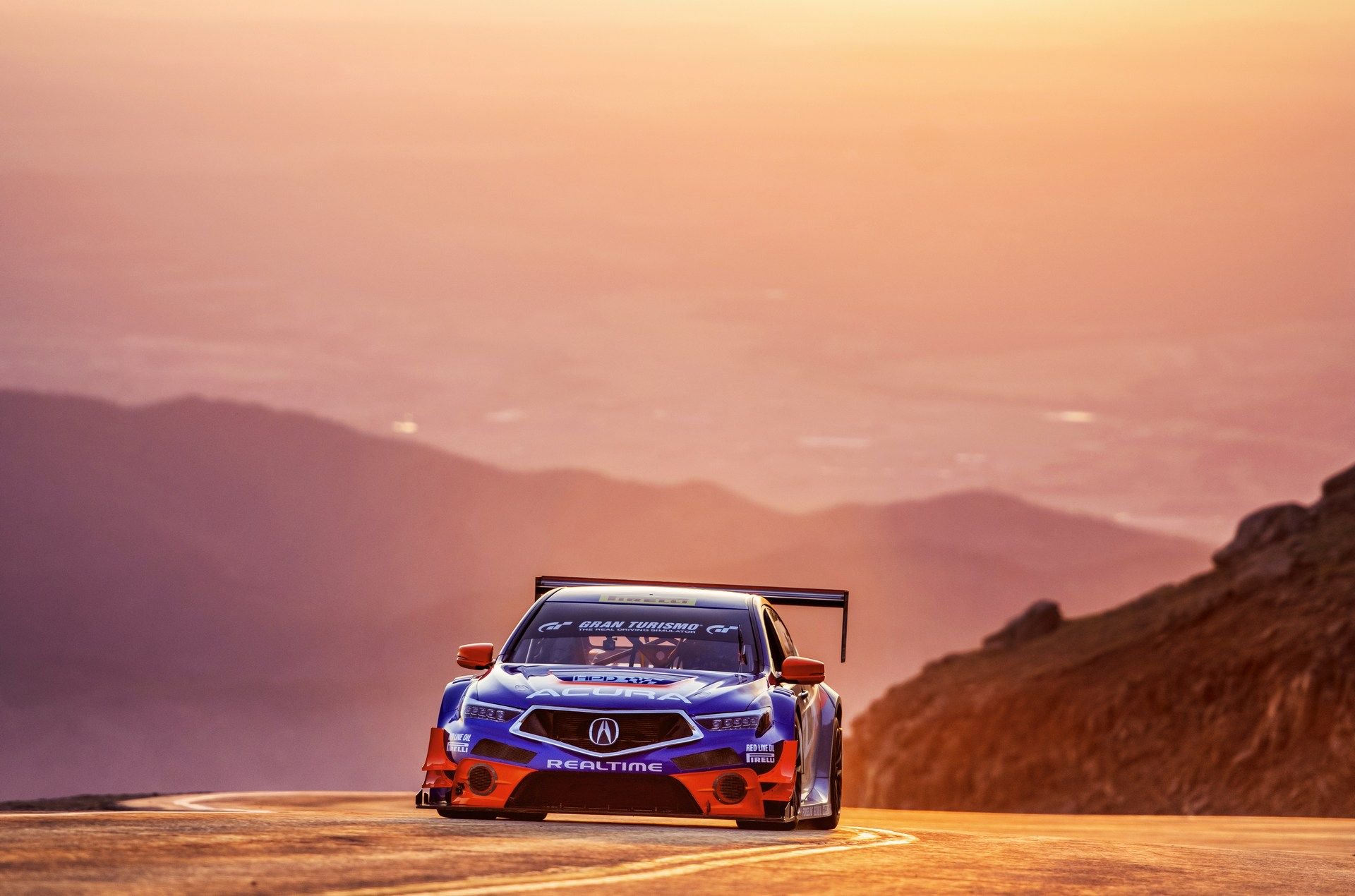 另外一台TLX是RealTime Racing的GT賽車，特別重新設定底盤來應付派克峰爬山賽。