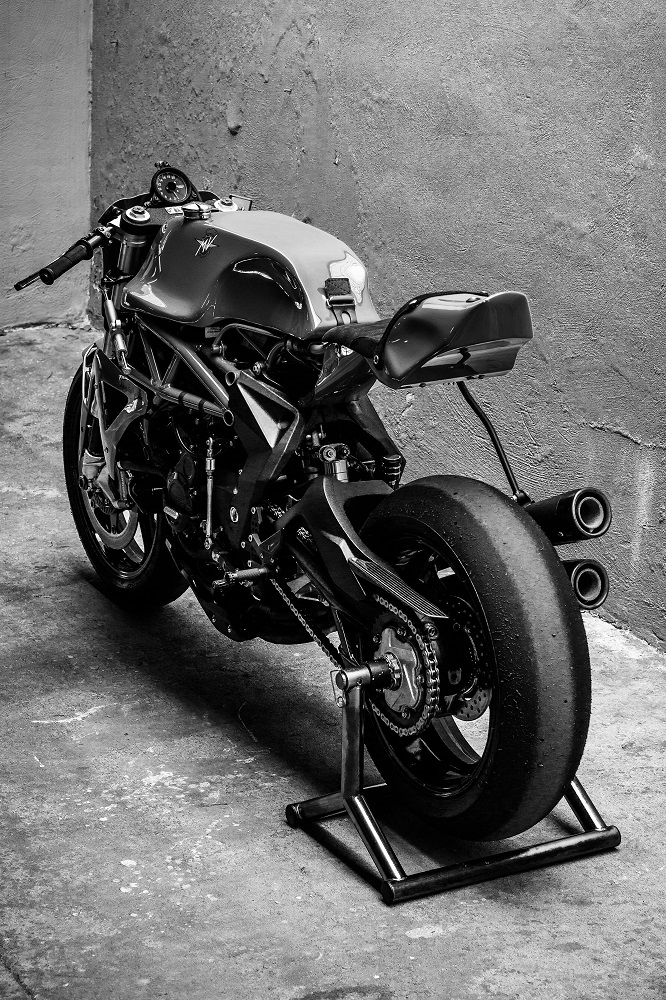 AGO TT不應該是以這麼狹隘的眼光來定義,因為這輛車的靈魂是賽車,而不是街頭競技的復古車