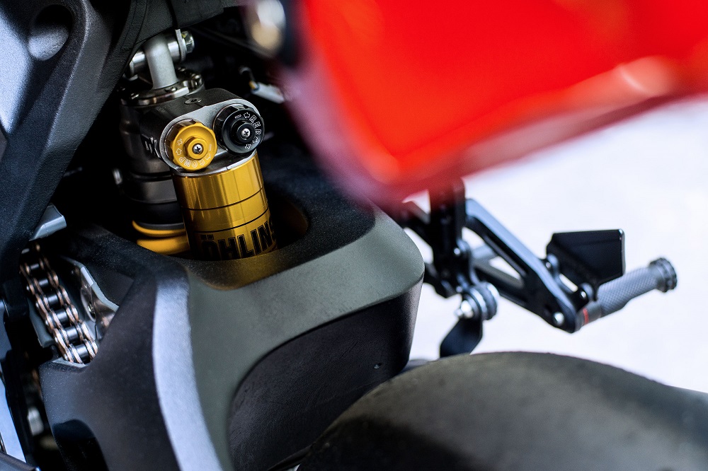 後避震採用Ohlins TTX避震器