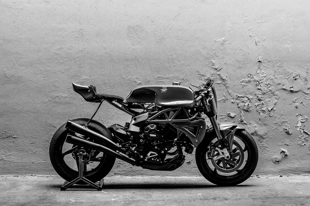 Deus customs工作室接受委託,將一輛Brutale 800 RR打造成一輛向Giacomo Agostini致敬的改裝車