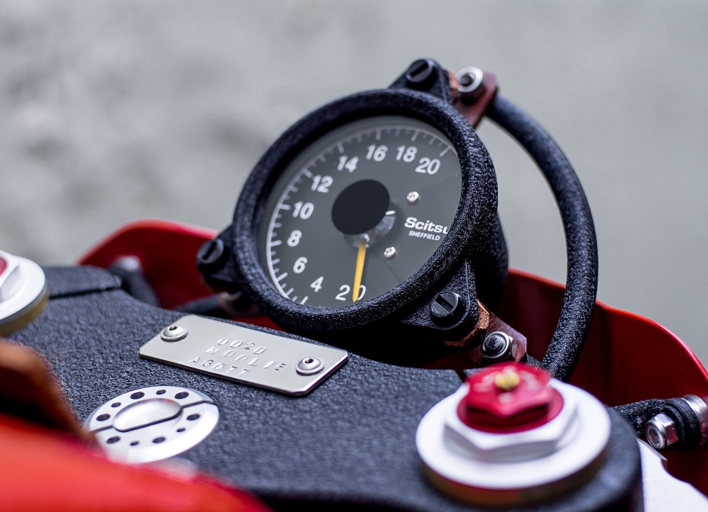 儀錶板僅有時速表,復古味十足