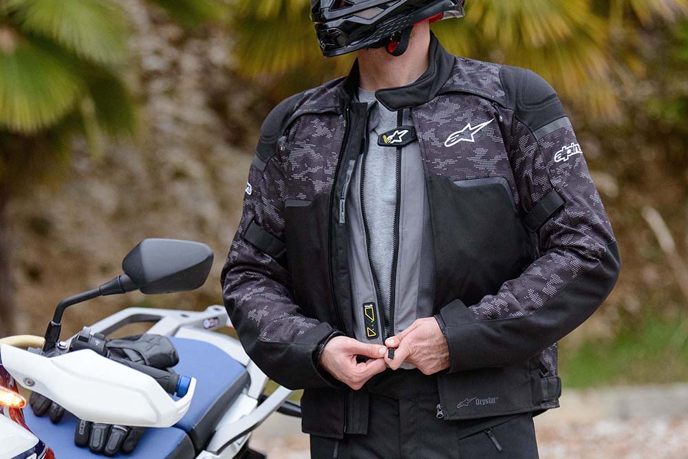 獨立氣囊背心的設計,也讓騎士可以針對自己的風格,去搭配外邊的外套