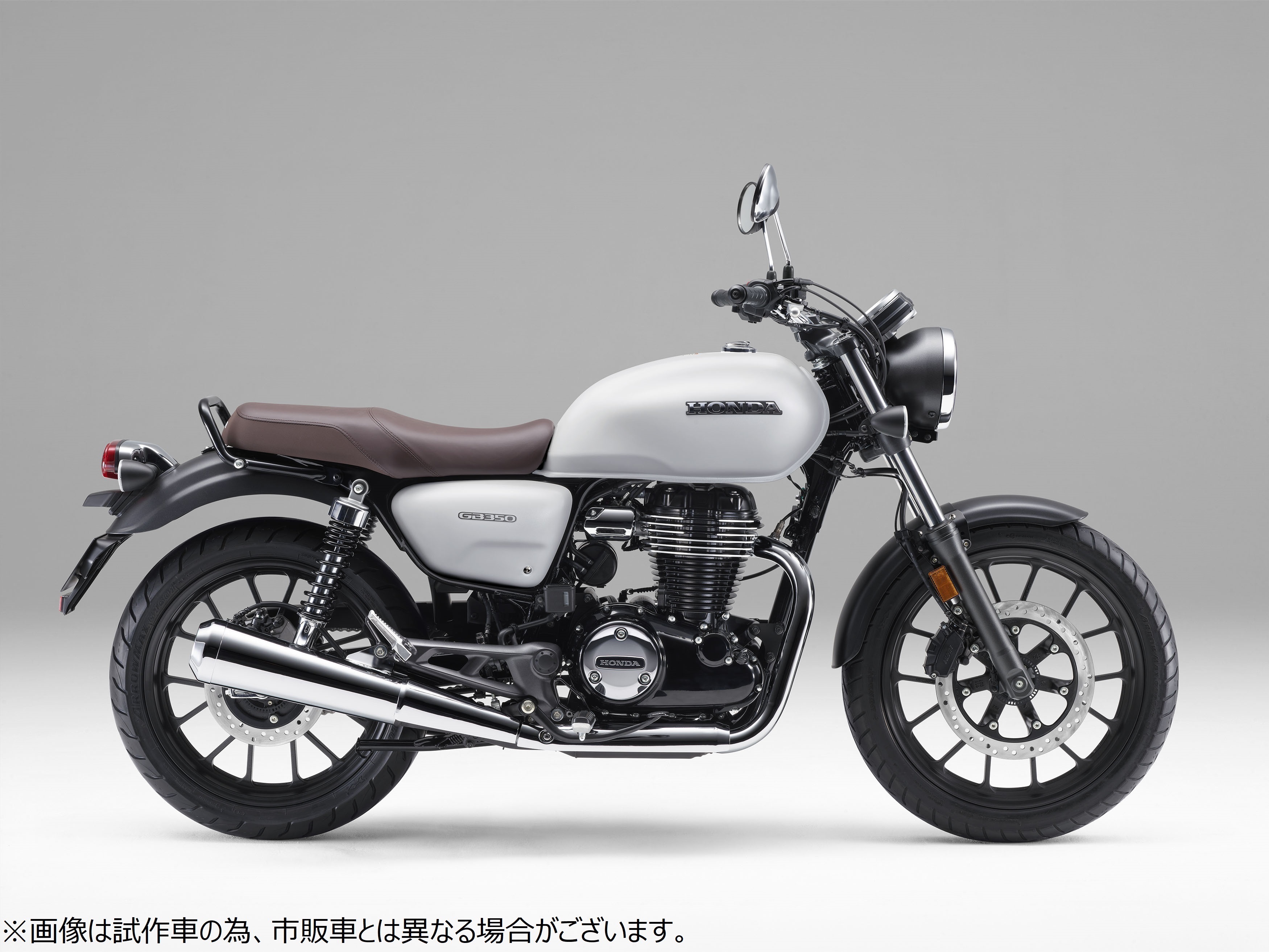 新年式 Honda GB350 採用消光白塗裝配色,後避震彈簧也改為了黑色塗裝配色。