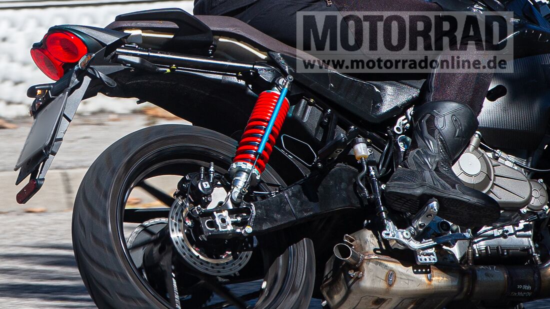 後搖臂、後懸吊的設計與RS457完全不同,車架也從鋁合金車架變為鋼管車架